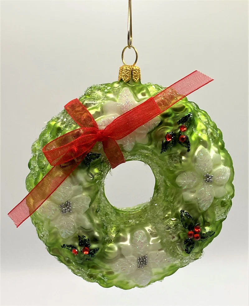 Kranz geschmückt mit weissen Poinsettien und Ilex