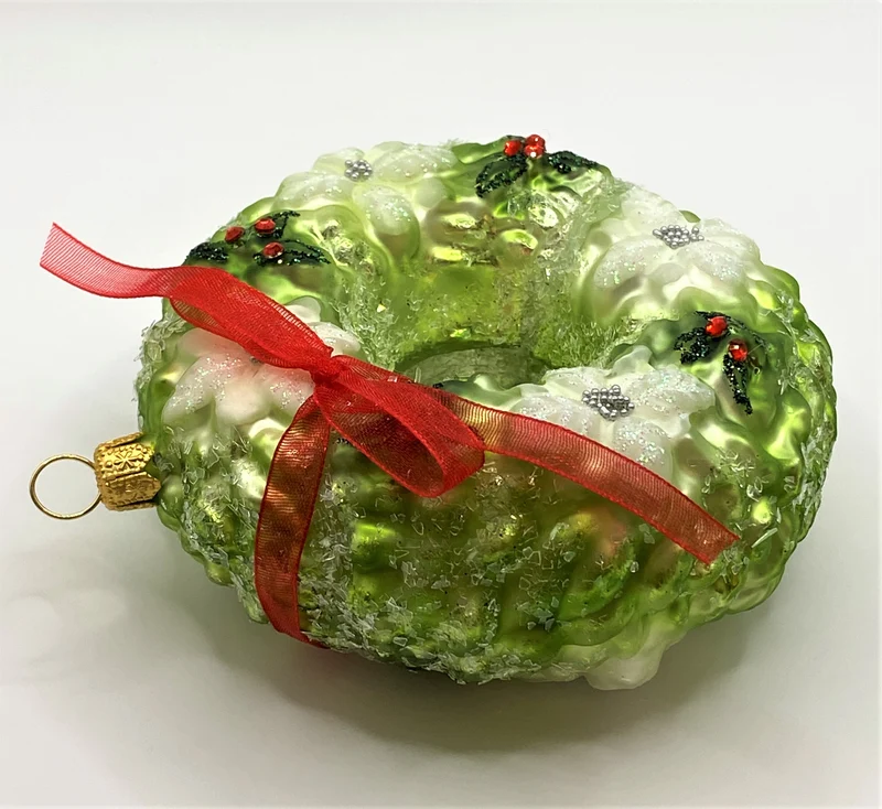 Kranz geschmückt mit weissen Poinsettien und Ilex