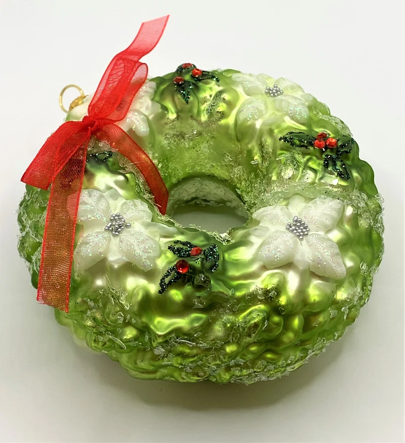 Kranz geschmückt mit weissen Poinsettien und Ilex