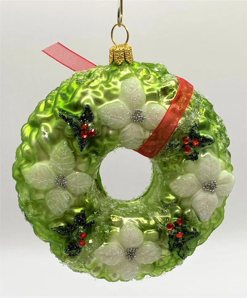 Kranz geschmückt mit weissen Poinsettien und Ilex