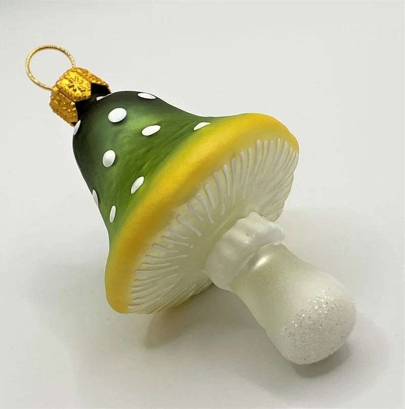 Grün gelb getupfter Pilz mit spitzem Hut
