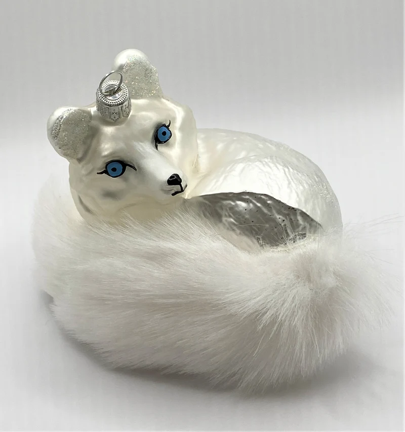 Liegender Polarfuchs mit buschigem Schwanz