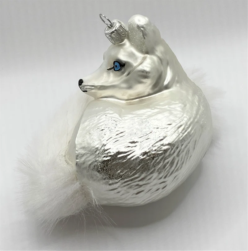 Liegender Polarfuchs mit buschigem Schwanz