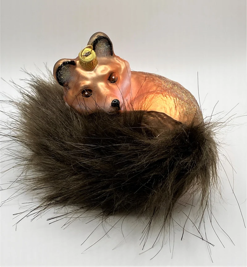 Liegender Fuchs mit buschigem Schwanz