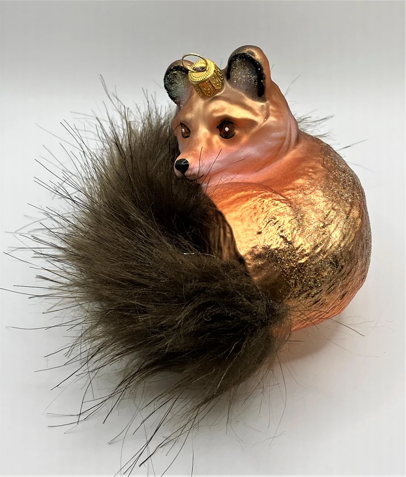 Liegender Fuchs mit buschigem Schwanz