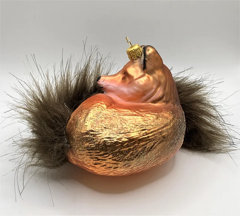 Liegender Fuchs mit buschigem Schwanz