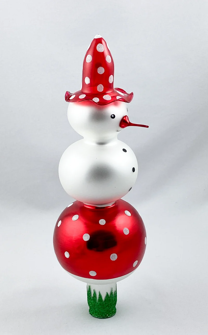 Schneemann auf Fliegenpilz-Spitze