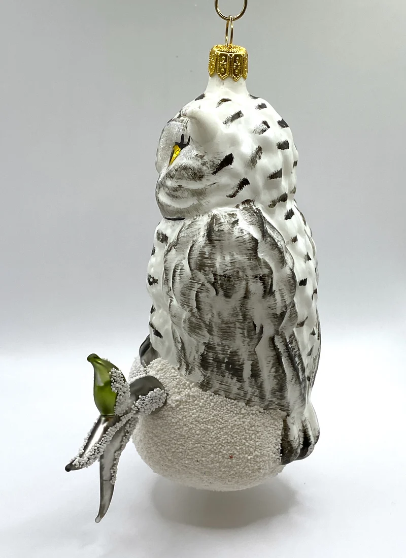 Schneeeule sitzt auf dem Ast