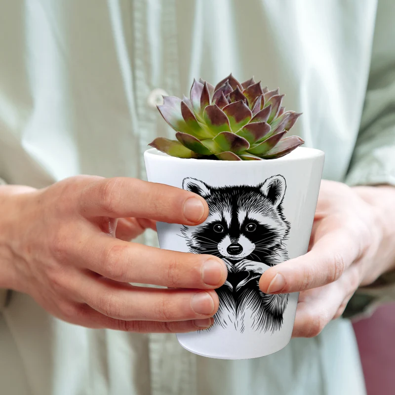 Waschbär zeigt Herz Blumentopf für Tierliebhaber