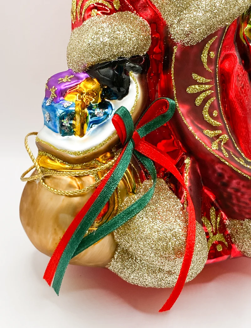 Weihnachtsmann in wallendem Mantel und braunem Geschenksack