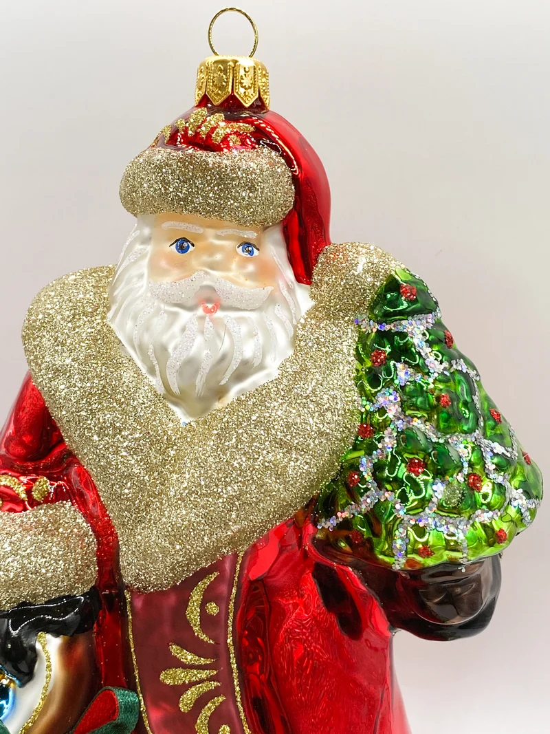 Weihnachtsmann in wallendem Mantel und braunem Geschenksack