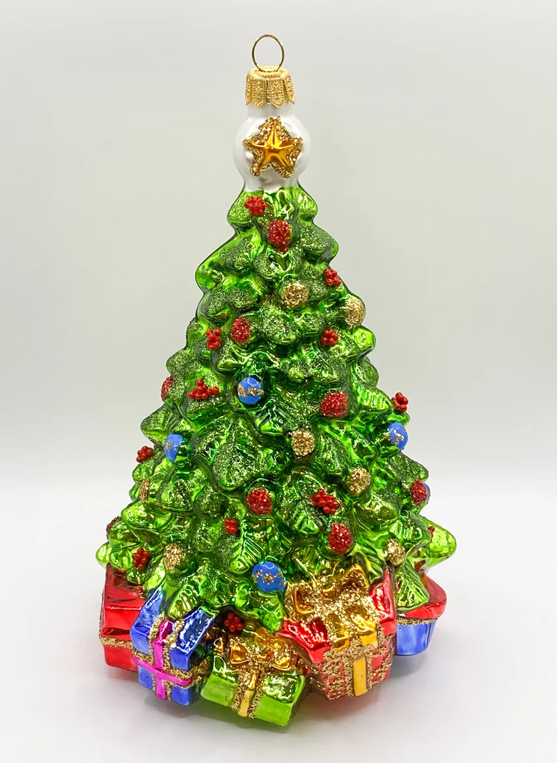 Weihnachtsbaum mit vielen Geschenken darunter