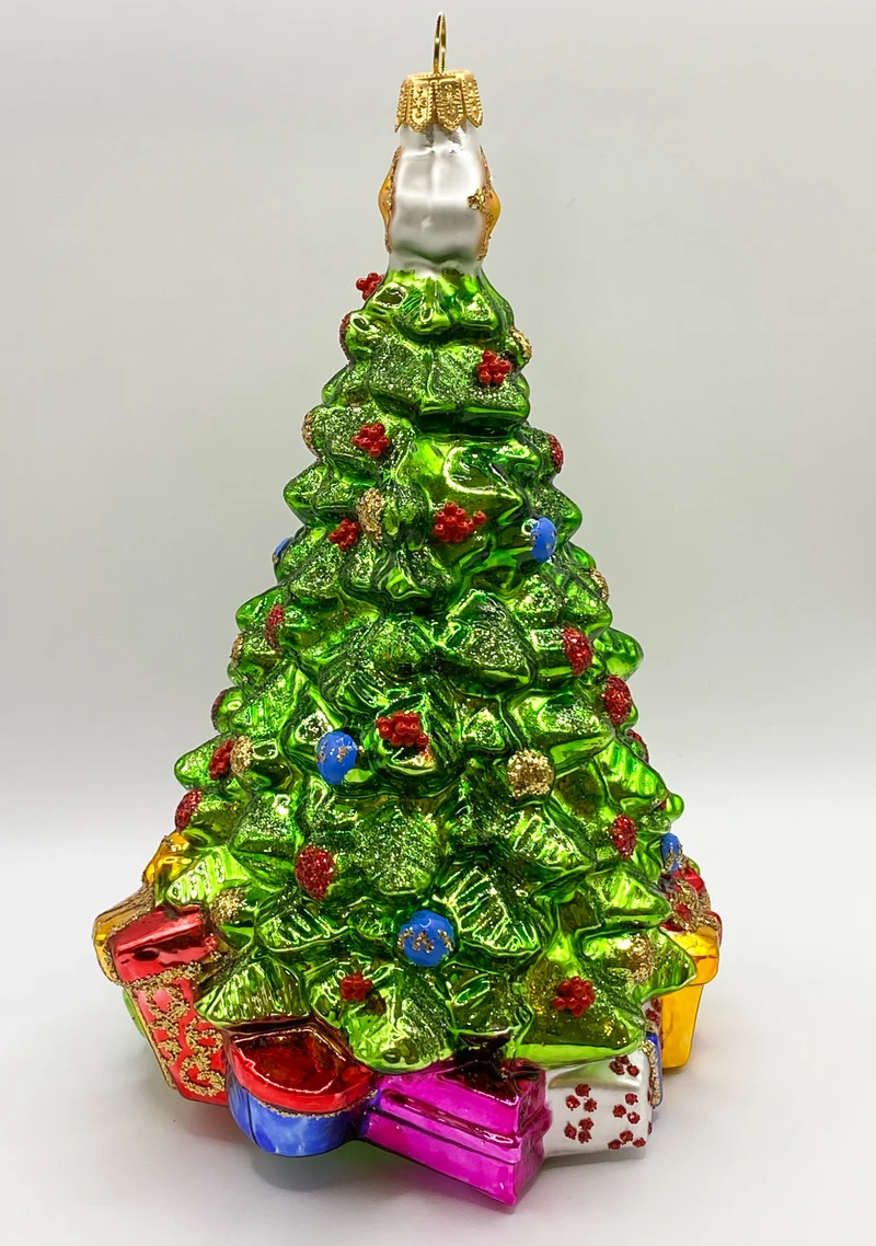 Weihnachtsbaum mit vielen Geschenken darunter