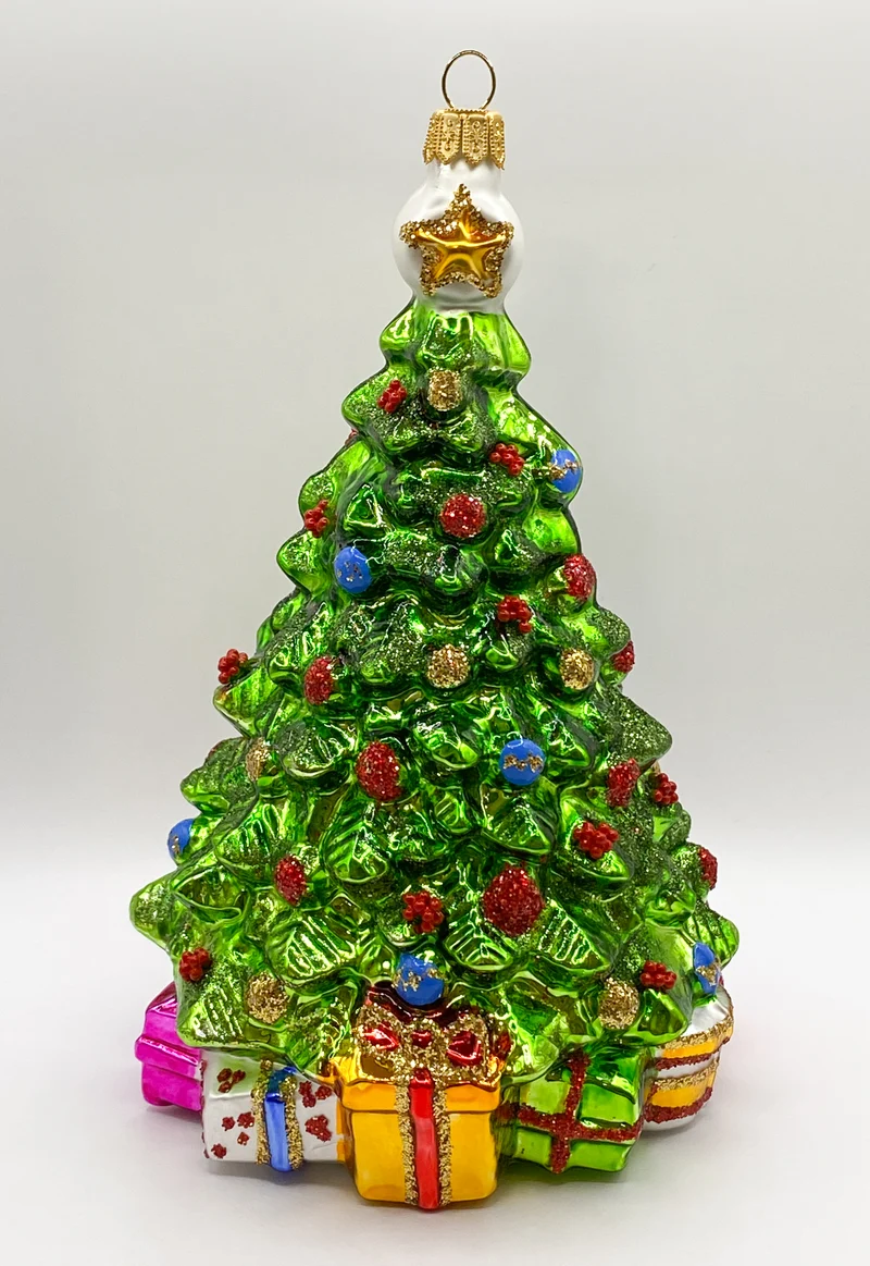 Weihnachtsbaum mit vielen Geschenken darunter