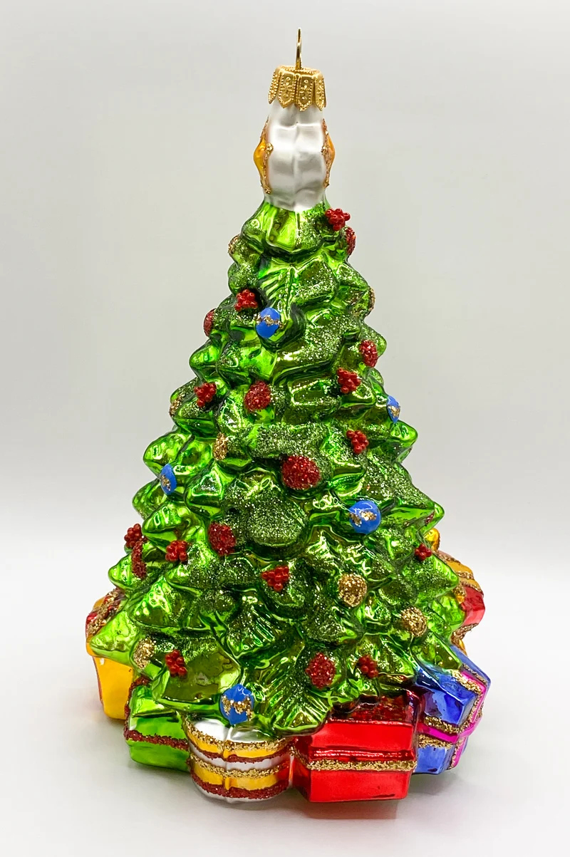 Weihnachtsbaum mit vielen Geschenken darunter