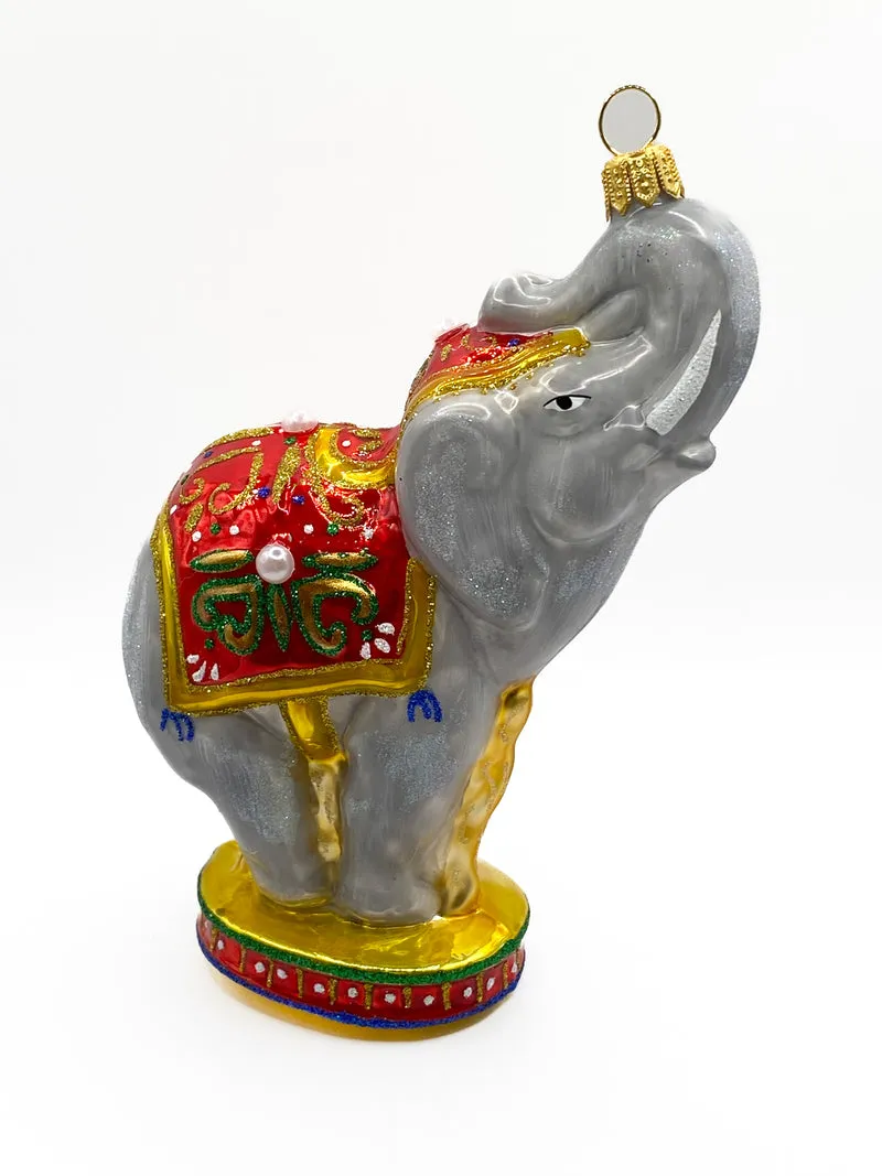 Indischer Elefant macht Kunststücke