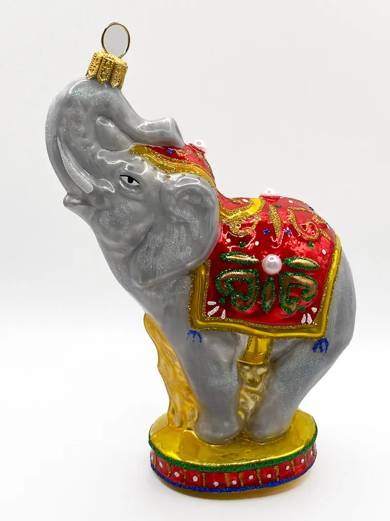 Indischer Elefant macht Kunststücke