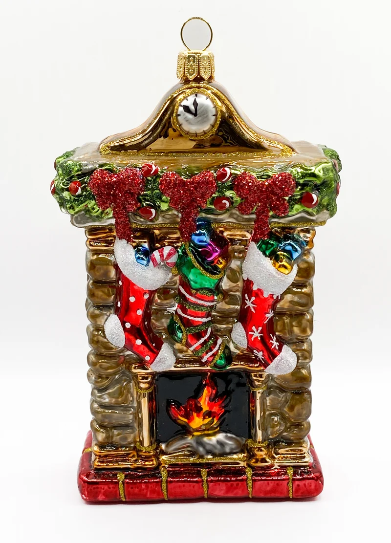 Kamin weihnachtlich geschmückt mit gefüllten Weihnachtssocken