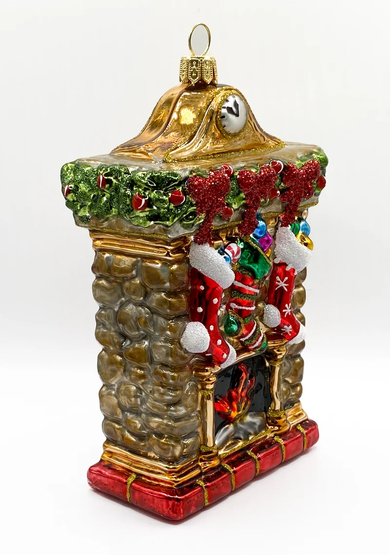 Kamin weihnachtlich geschmückt mit gefüllten Weihnachtssocken