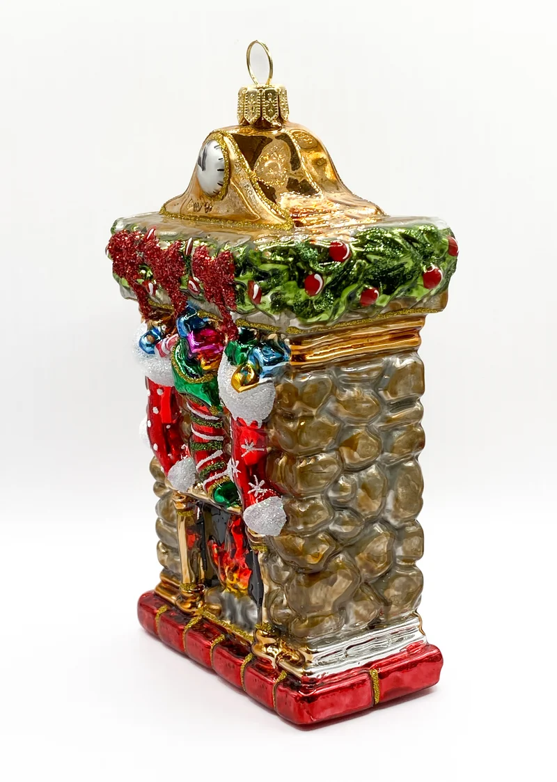 Kamin weihnachtlich geschmückt mit gefüllten Weihnachtssocken