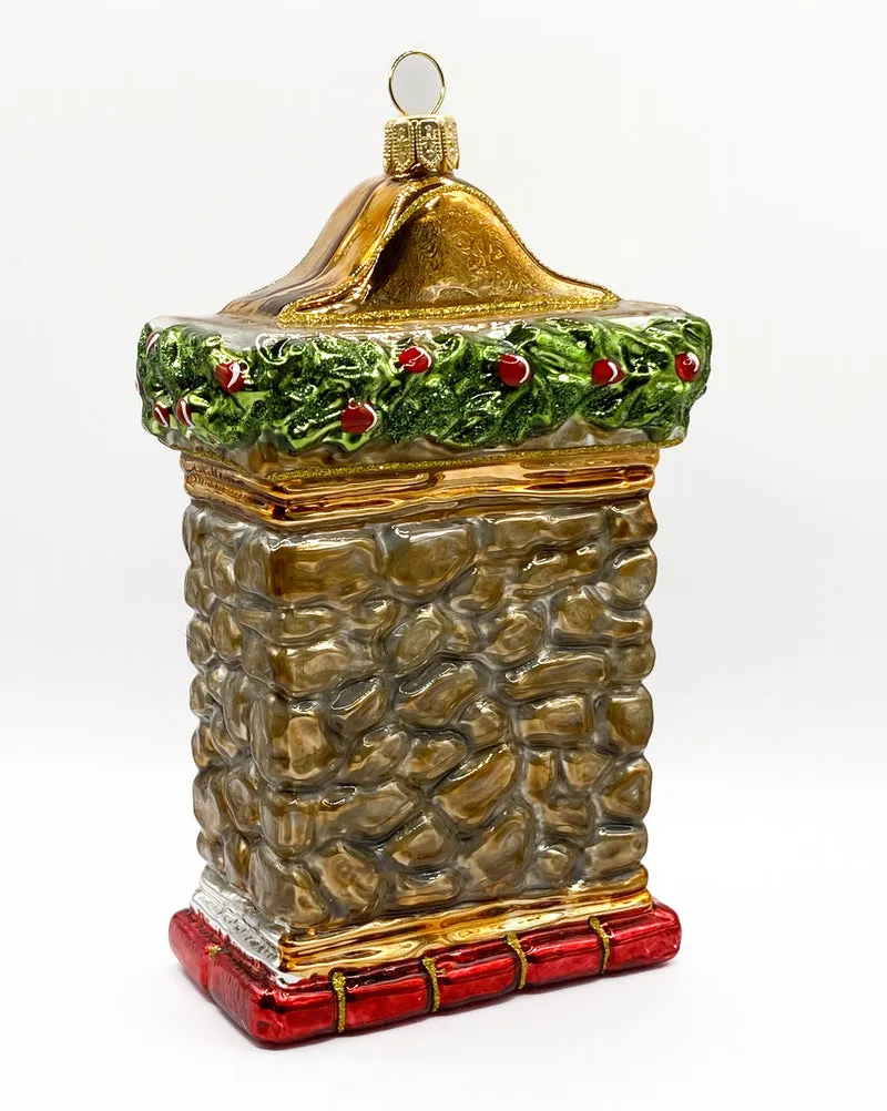 Kamin weihnachtlich geschmückt mit gefüllten Weihnachtssocken