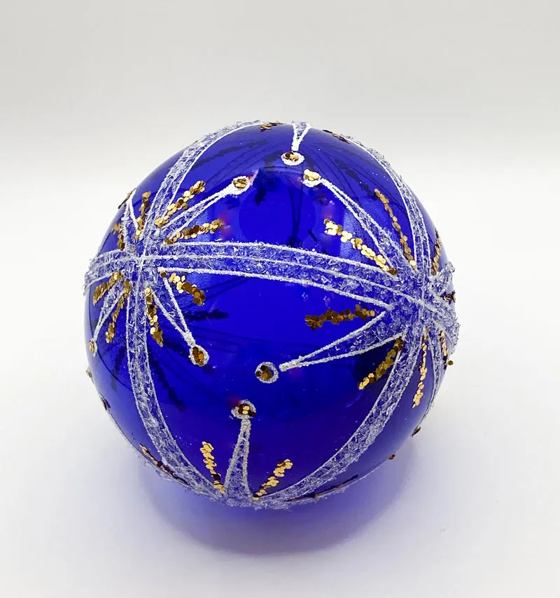Transparente blaue Kugel mit weissem und goldenem Sternendekor