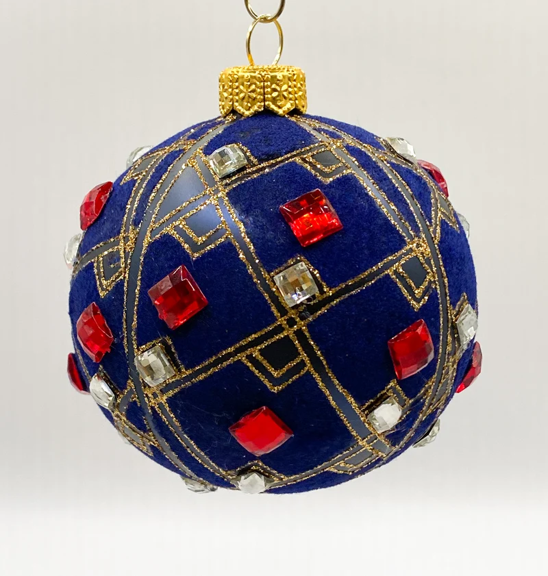 Samtig blaue Kugel mit roten und silbernen Schmucksteinen