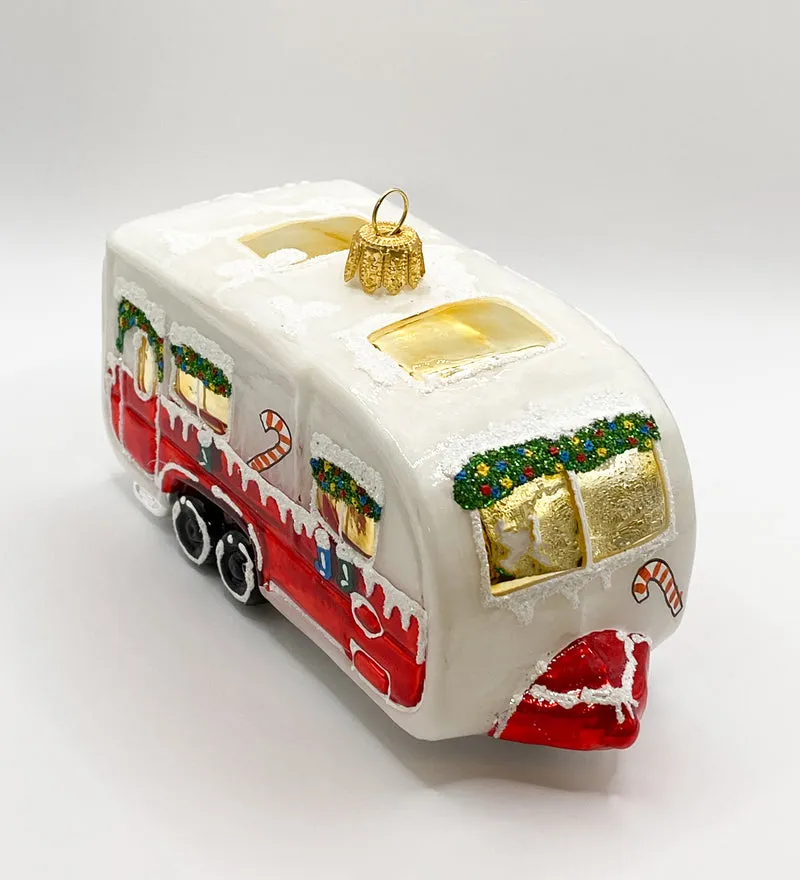 Weihnachtlich geschmückter Wohnwagen