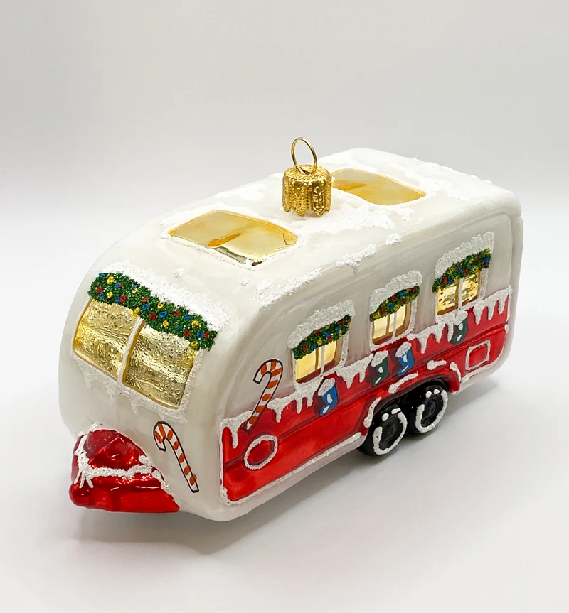 Weihnachtlich geschmückter Wohnwagen