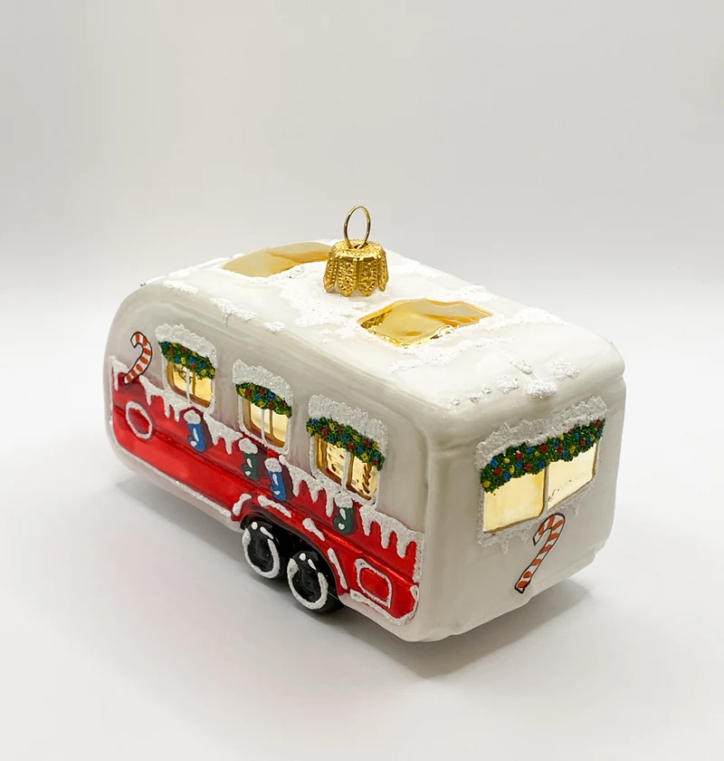 Weihnachtlich geschmückter Wohnwagen