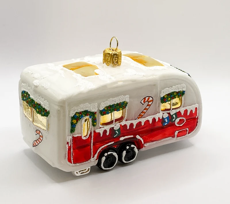 Weihnachtlich geschmückter Wohnwagen