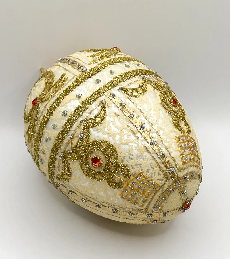 Gold cremefarbene Ei-Form im feinen Empirestil mit roten Schmucksteinen
