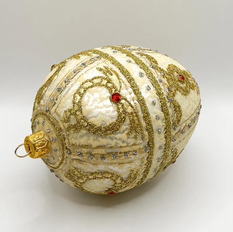 Gold cremefarbene Ei-Form im feinen Empirestil mit roten Schmucksteinen