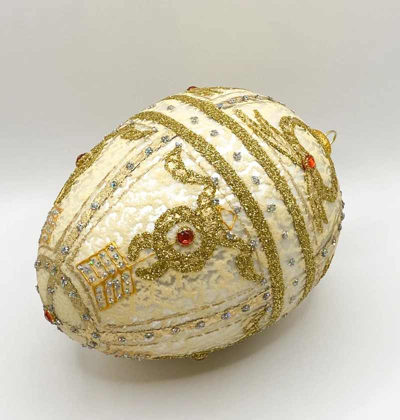 Gold cremefarbene Ei-Form im feinen Empirestil mit roten Schmucksteinen