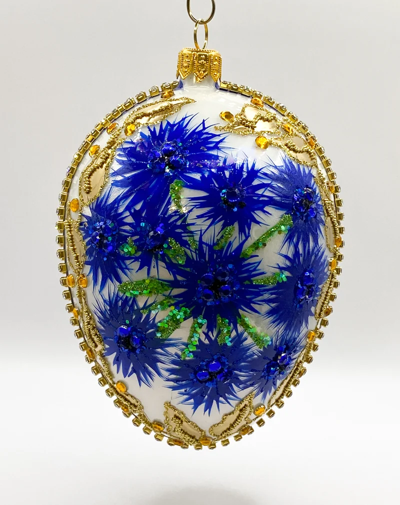 Weisse Ei-Form mit blauen Kornblumen