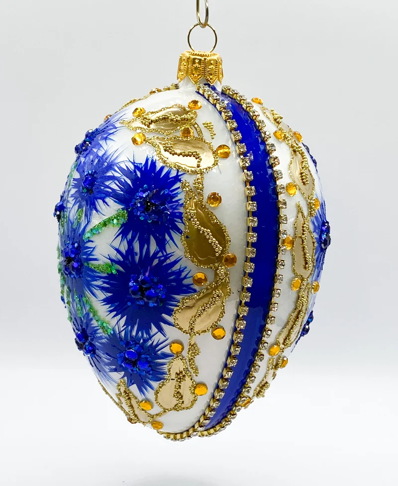 Weisse Ei-Form mit blauen Kornblumen
