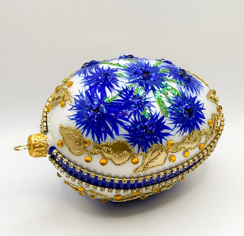 Weisse Ei-Form mit blauen Kornblumen