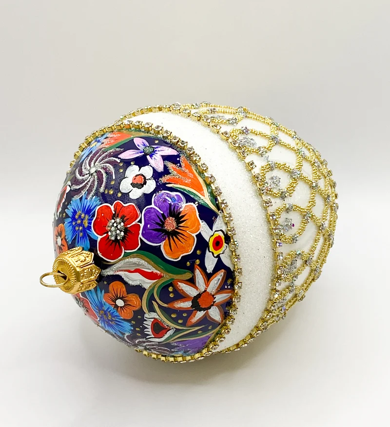Weisse Ei-Form im Barockstil mit hübschem Blumendekor