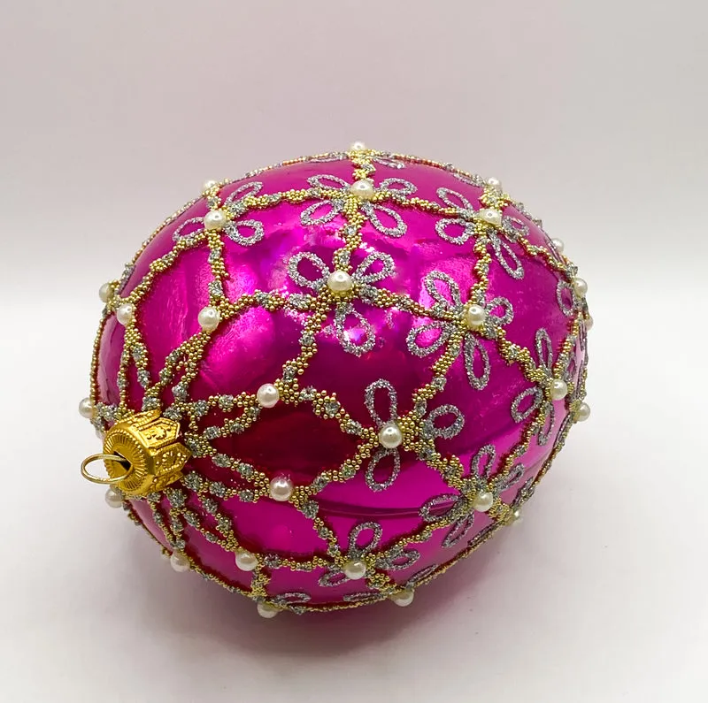 Ei-Form in Pink mit feinem Rauten-Dekor und Perlenbesatz