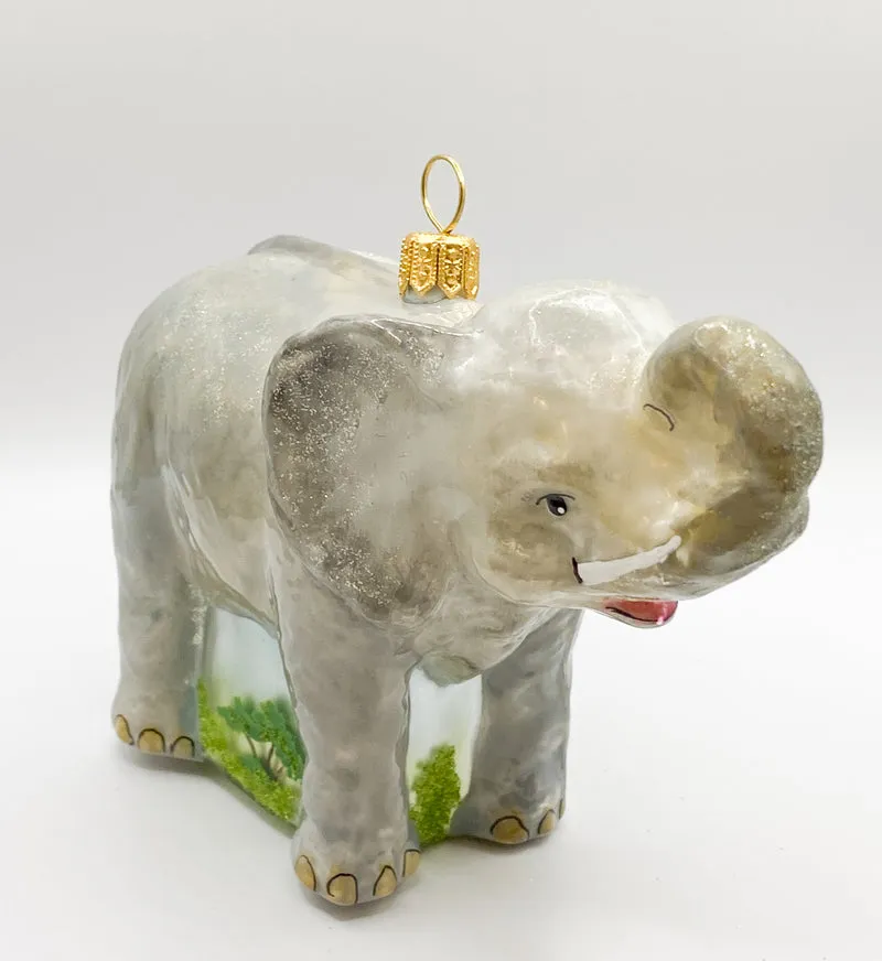 Elefant mit kleinen Stosszähnen
