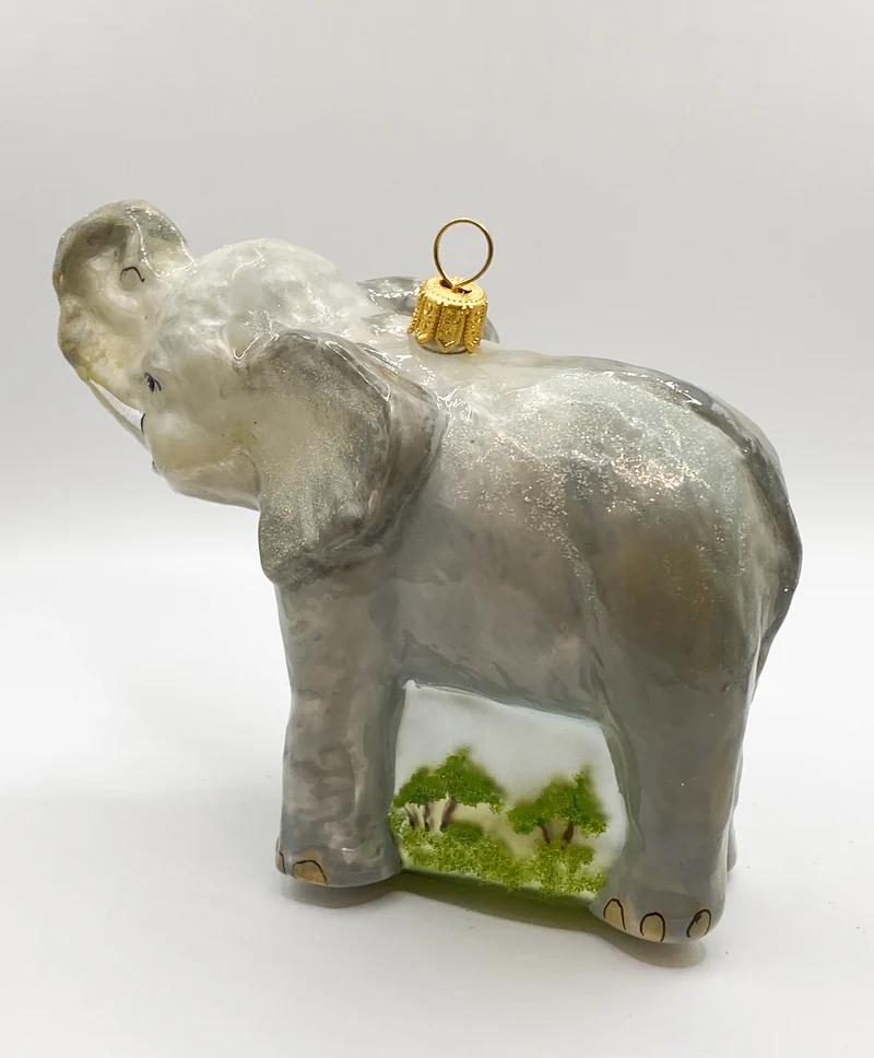 Elefant mit kleinen Stosszähnen