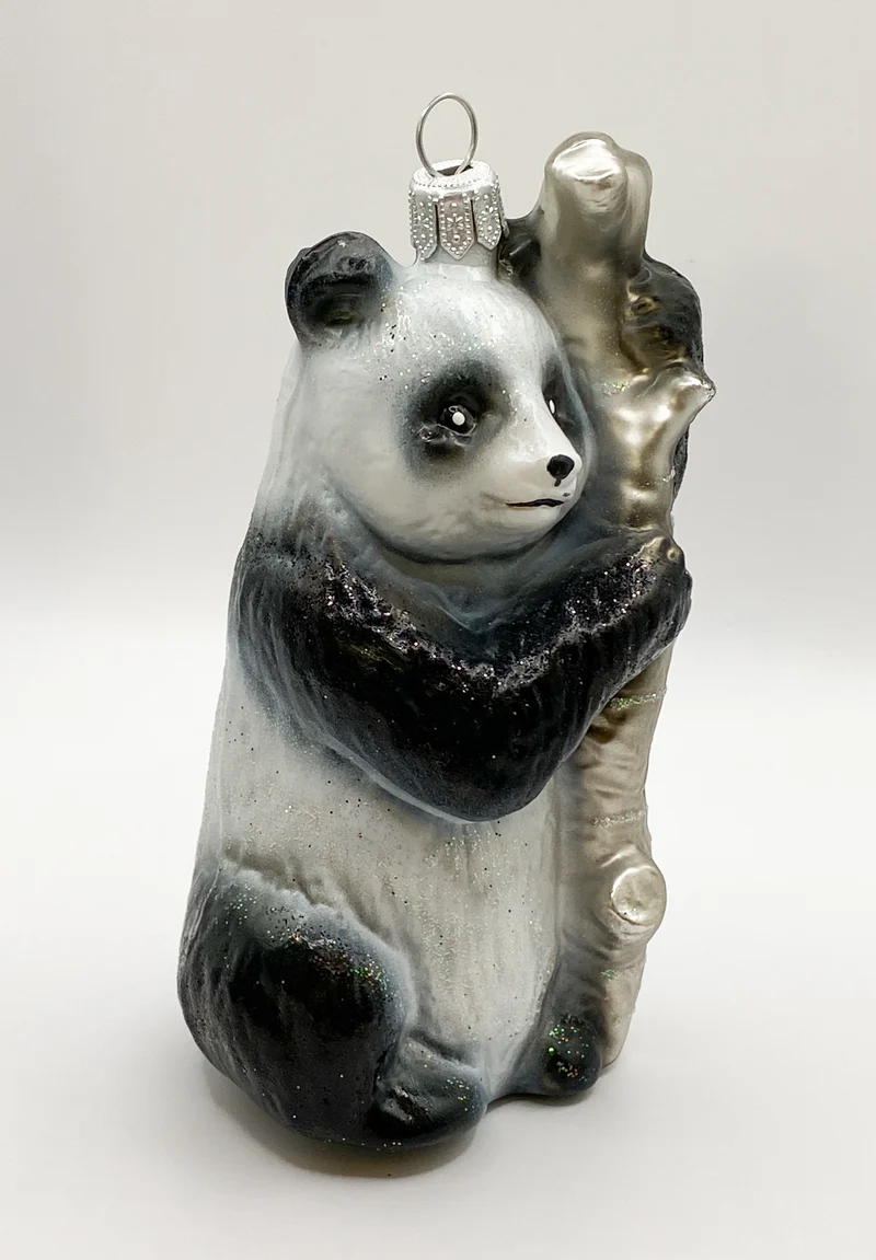 Pandabär klettert am Baumstamm