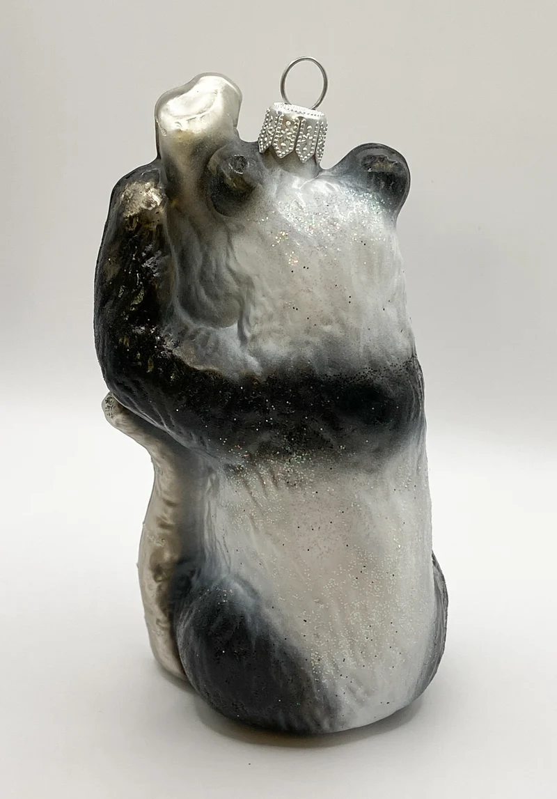 Pandabär klettert am Baumstamm