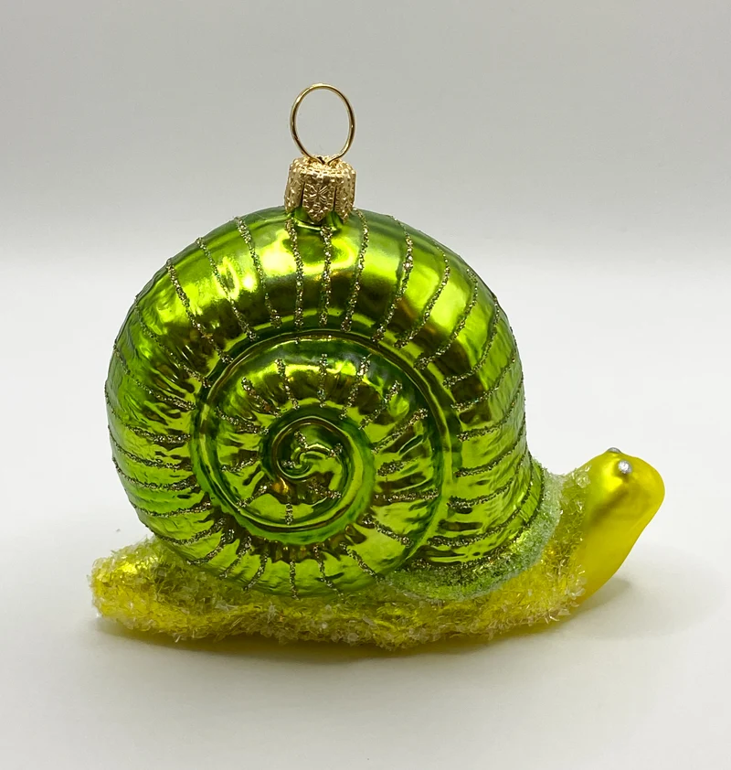 Grosse Schnecke mit grünem Häuschen