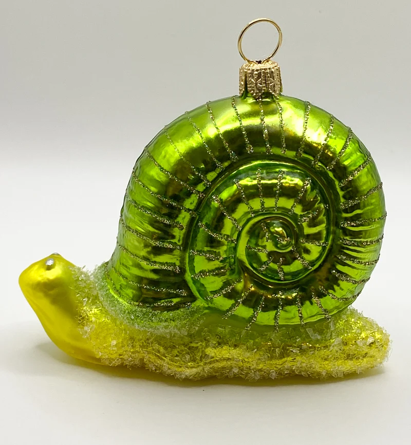 Grosse Schnecke mit grünem Häuschen