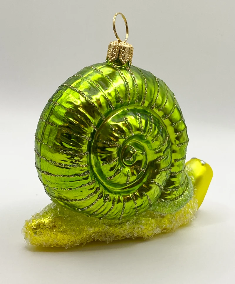 Grosse Schnecke mit grünem Häuschen