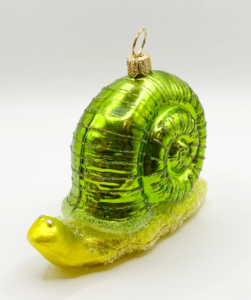 Grosse Schnecke mit grünem Häuschen