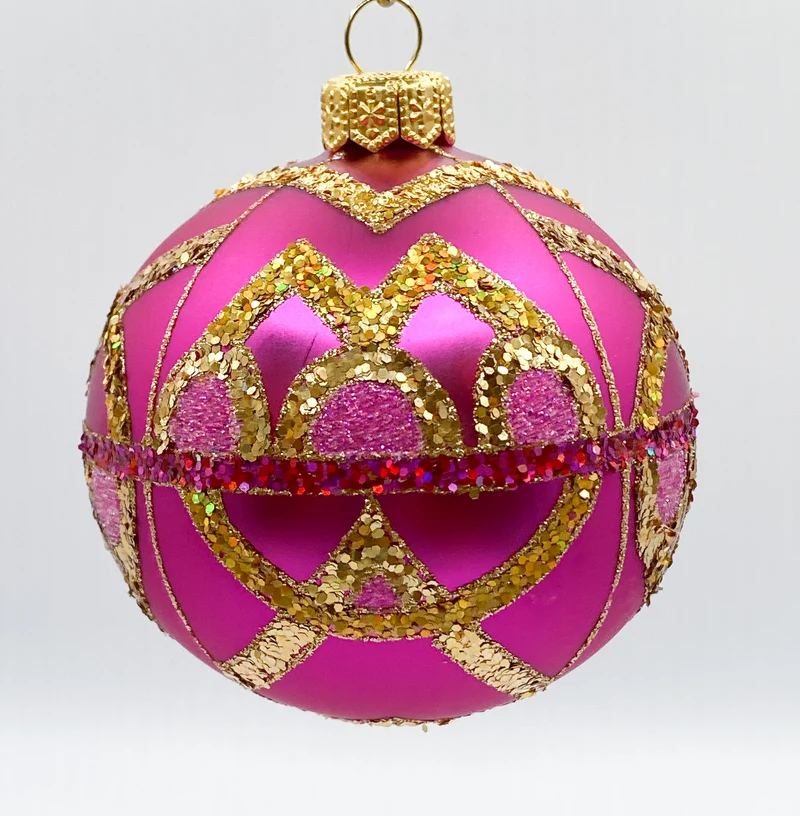 Kugel in Pink mit goldenem Dekor