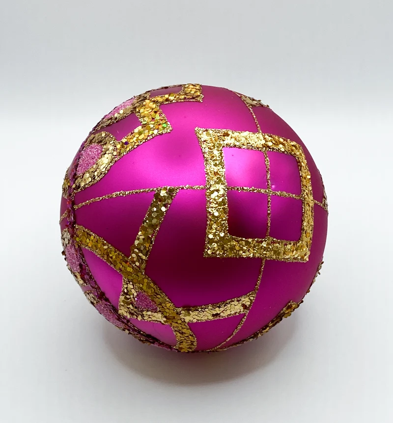 Kugel in Pink mit goldenem Dekor