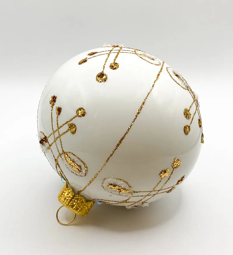 Weisse Kugel mit feinem Gold-Dekor